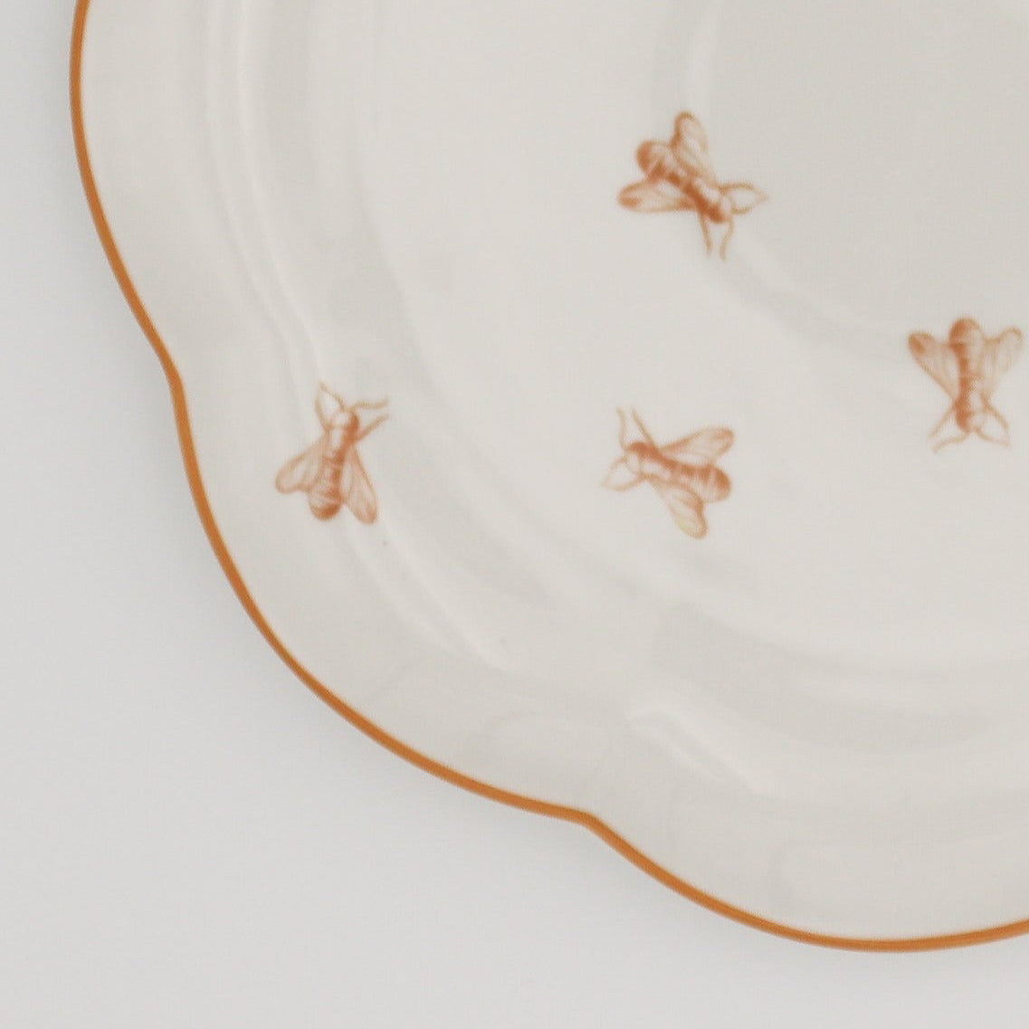 Bumble Voyage Scalloped Ceramic Dinner Plates – Case of 12 (+3 Bonus Plates)
