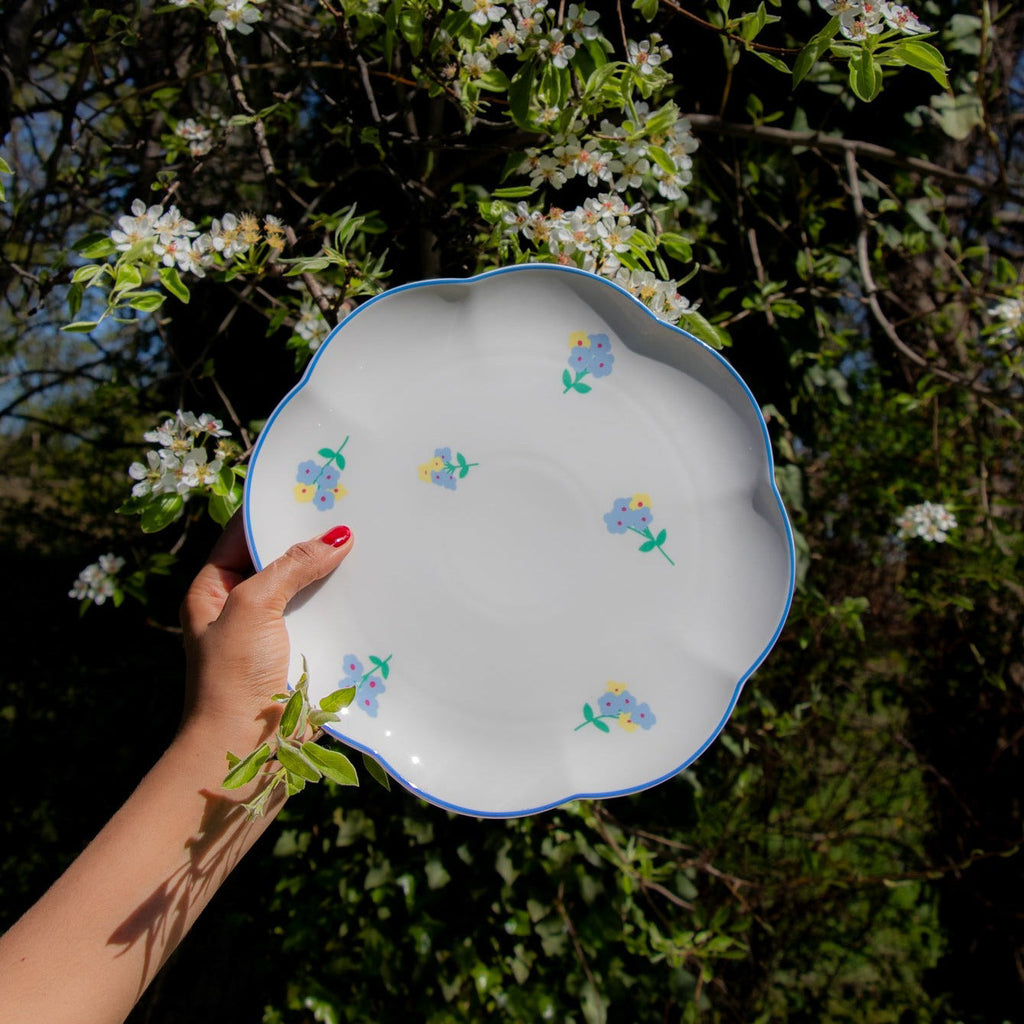 Meadow Flora Scalloped Ceramic Dinner Plates – Case of 12 (+3 Bonus Plates)